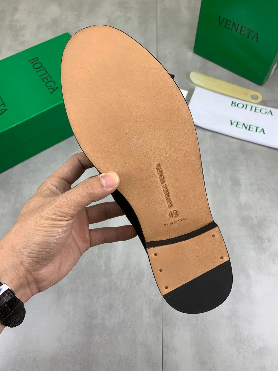Men's shoes 💰P820 [New model] (genuine leather outsole) water-dyed cow lining 💰High-quality business couple leather shoes 💎💎💎 BOTTEGA VENETA official website synchronizes the latest top version of BV in the market, accept material comparison, shoe type comparison, process comparison, practical and textured, versatile and suitable for any occasion, the more you look at it, the more flavorful it becomes. Purely hand-knitted craftsmanship - Upper material, calfskin imported from Italy 🇮🇹 - High-quality water-dyed cowhide lining - Original private model customized leather outsole -Size: Female 35-39 (40 ordered) Male 39-44 (38 45 can be customized) Color: Multiple colors available
